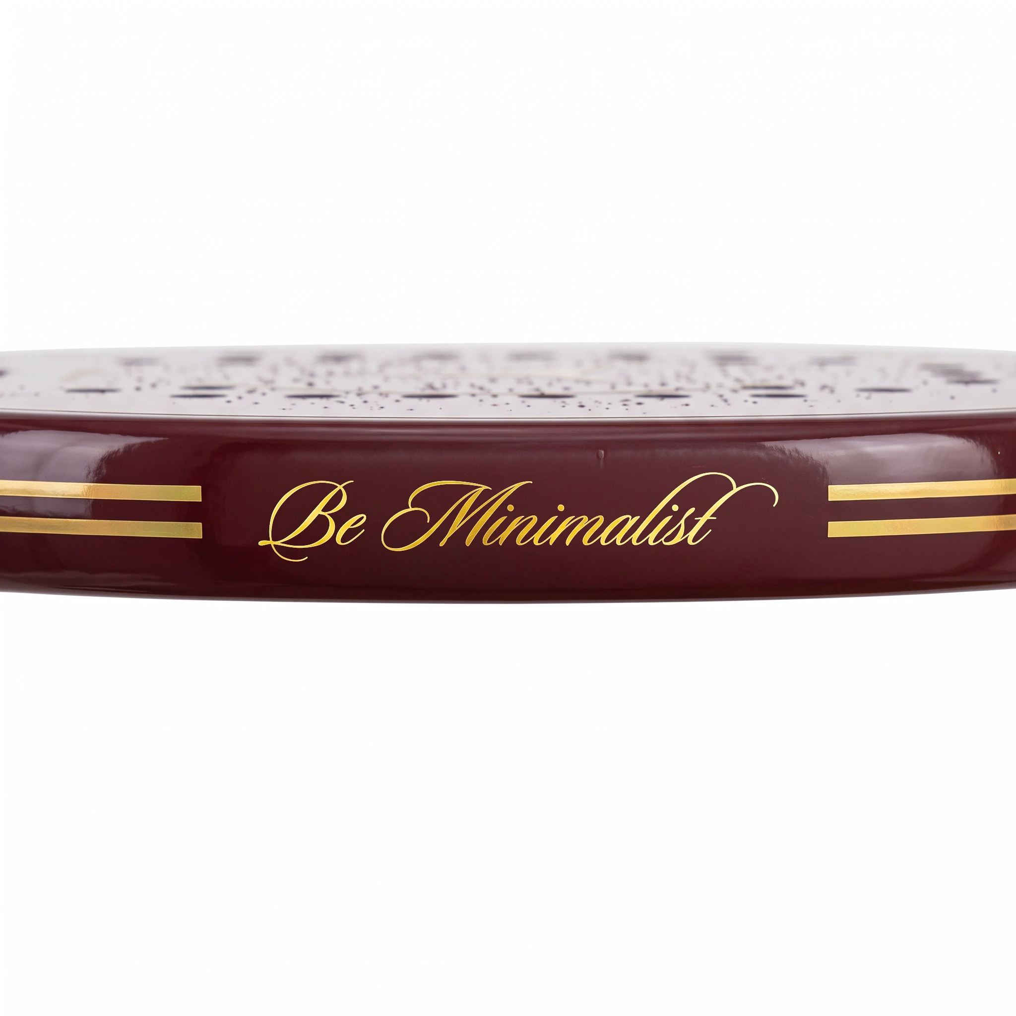 Detalhe da inscrição Be Minimalist em dourado na borda da Monaco